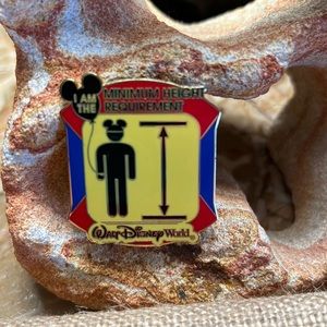 Disney pin I AM THE MINIMUM HEIGHT REQUIREMENT